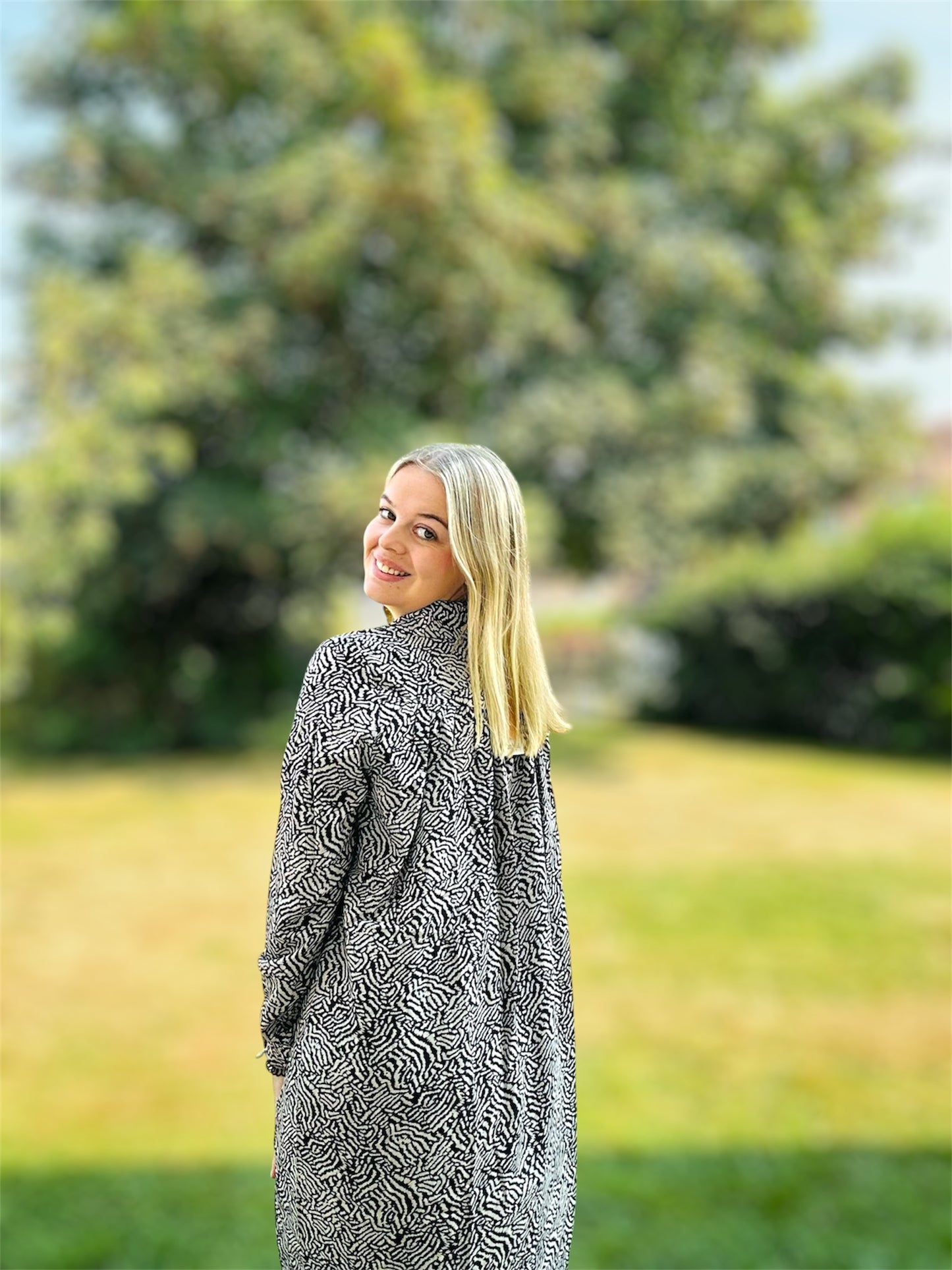 Robe Maelle – élégance fluide et confort décontracté 🦓🤍