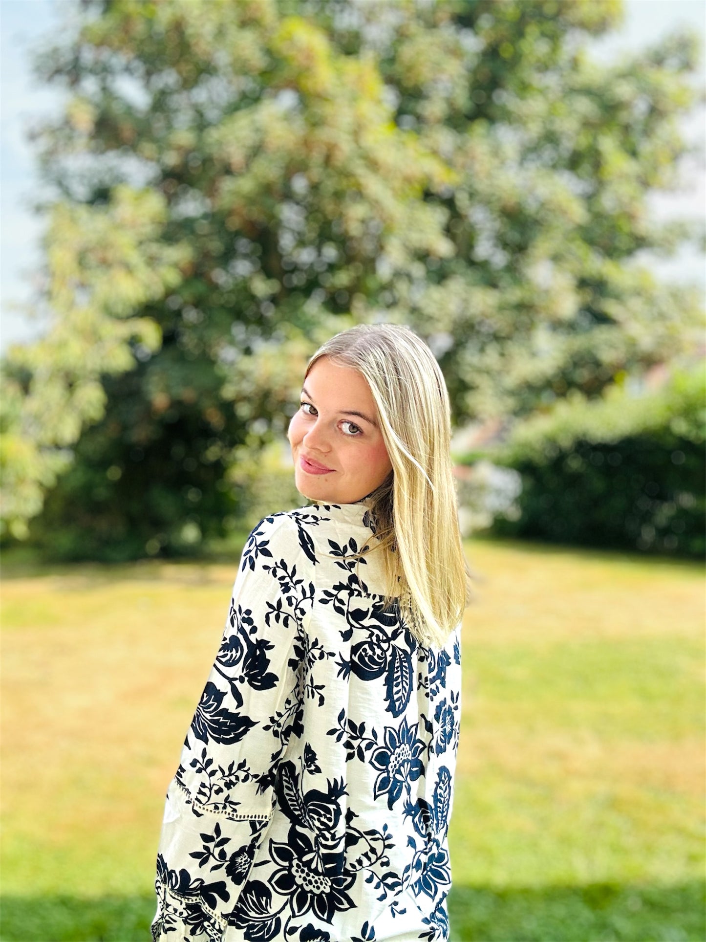 Chemisier LILA – élégance florale en bleu & blanc 💙