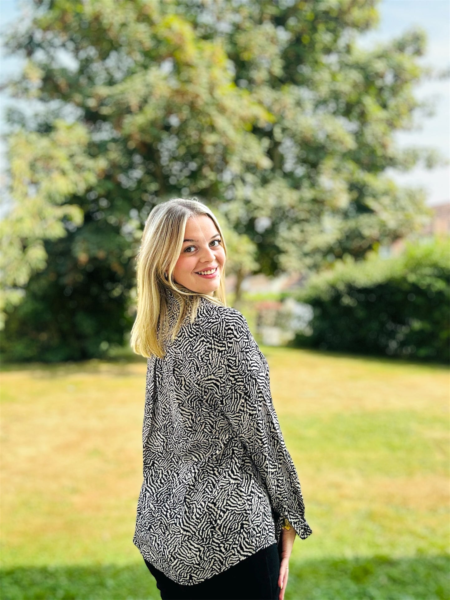 Chemisier ZÉLIE – Élégance sauvage 🖤✨