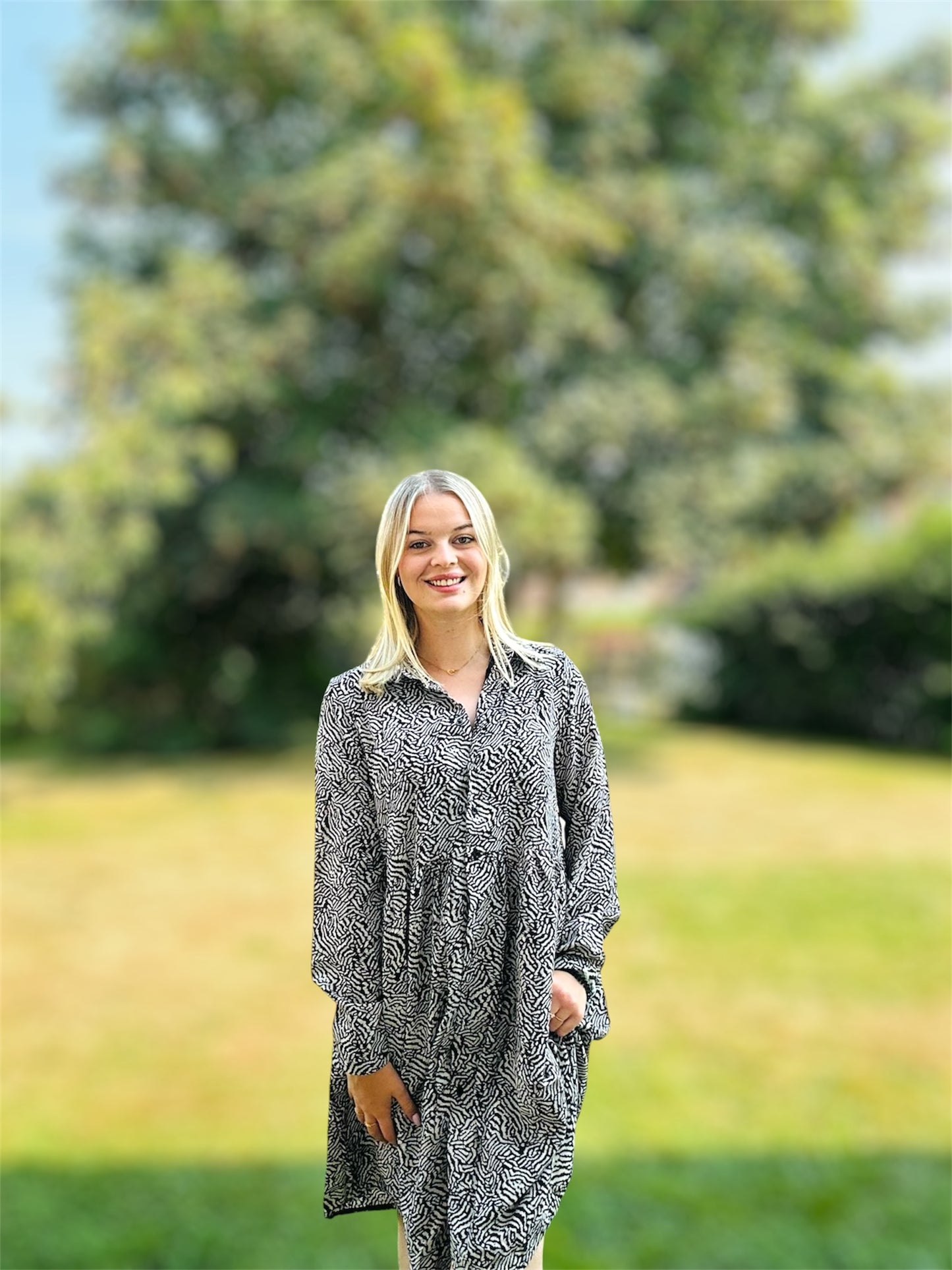 Robe Maelle – élégance fluide et confort décontracté 🦓🤍