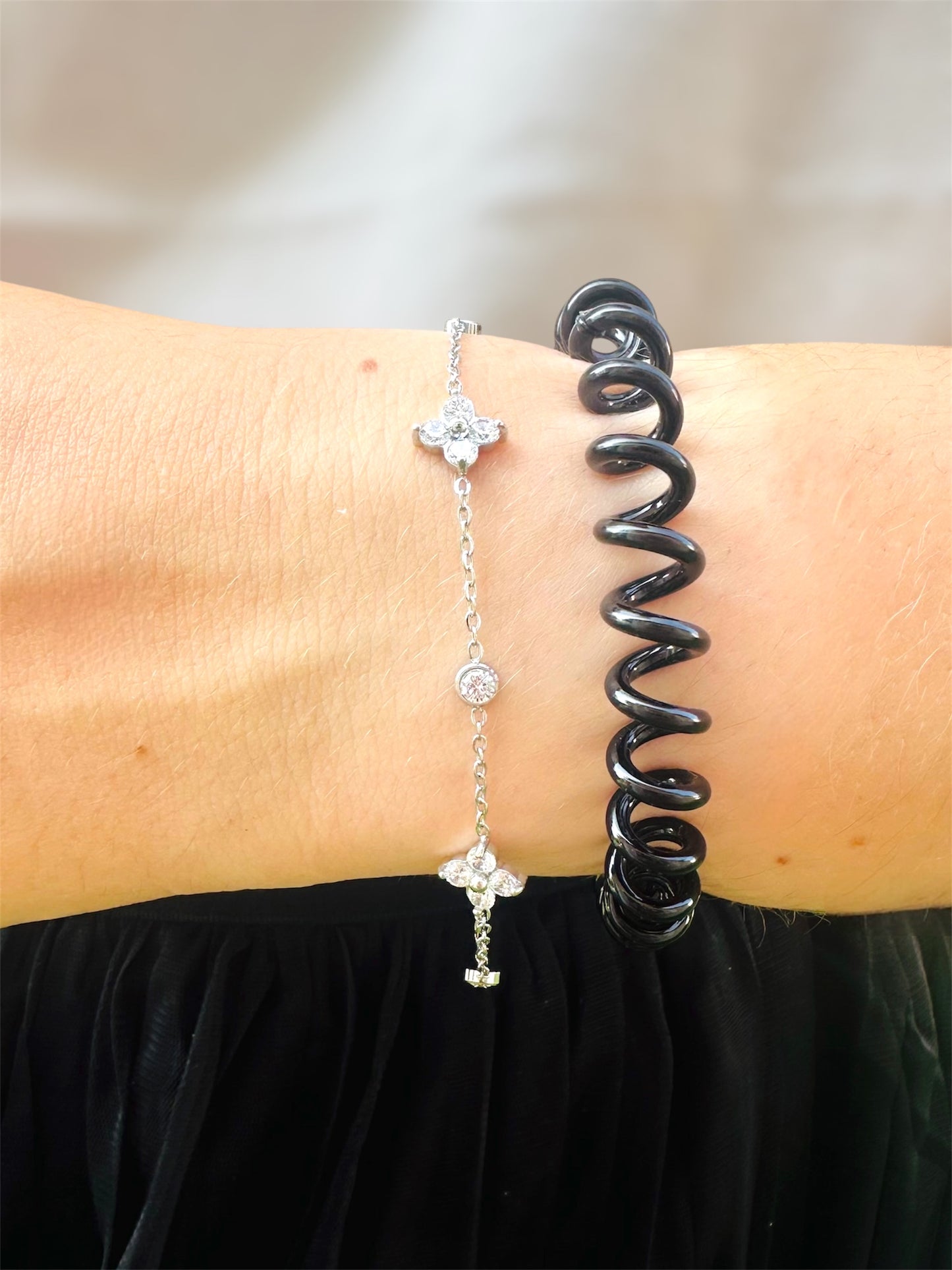 Bracelet LINE – Fleurs scintillantes en acier inoxydable 🌸
