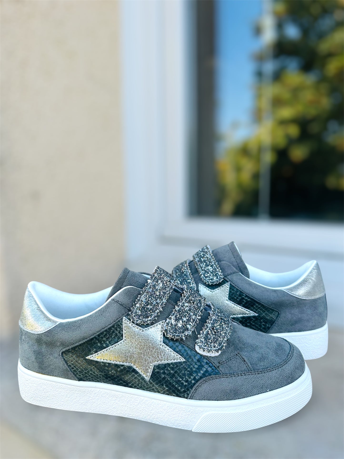 Sneakers ESTELLE – grises & détails argentés 🐍🩶