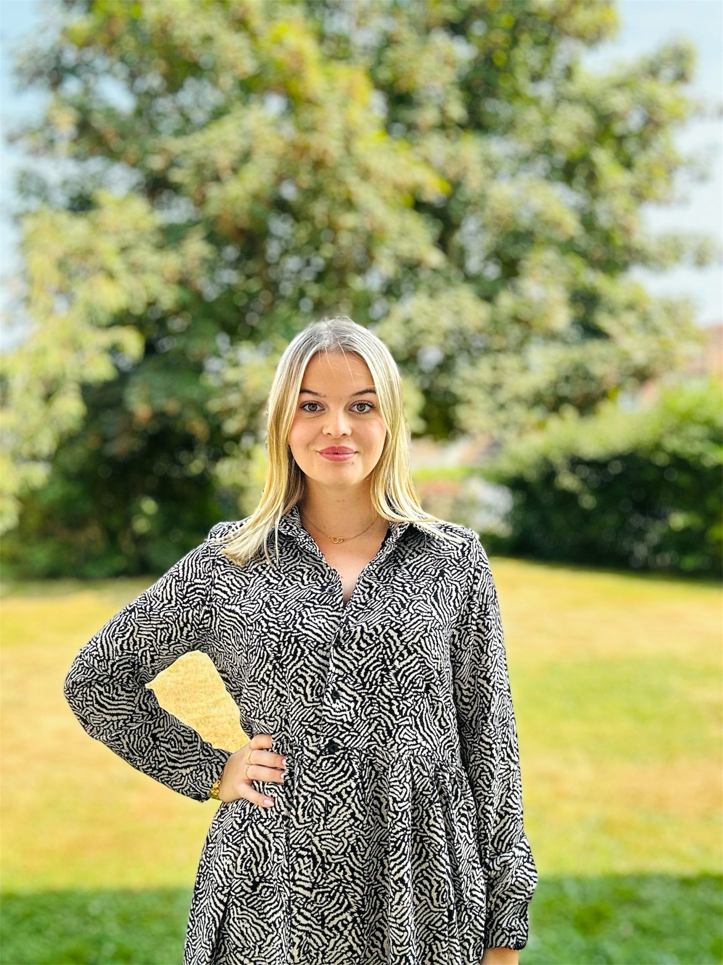 Robe Maelle – élégance fluide et confort décontracté 🦓🤍