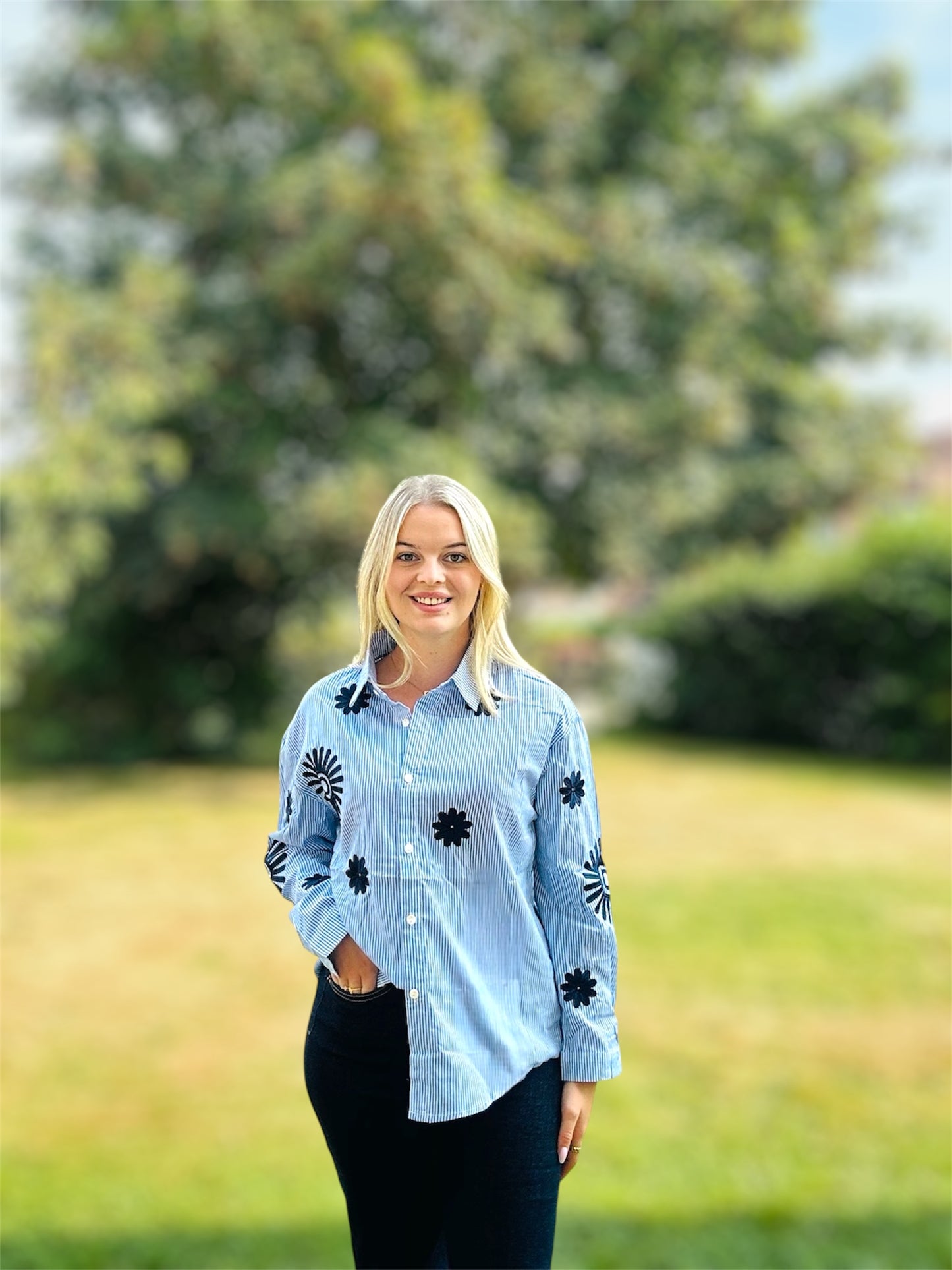 Chemise ELENA – Élégance et touche florale 🌸