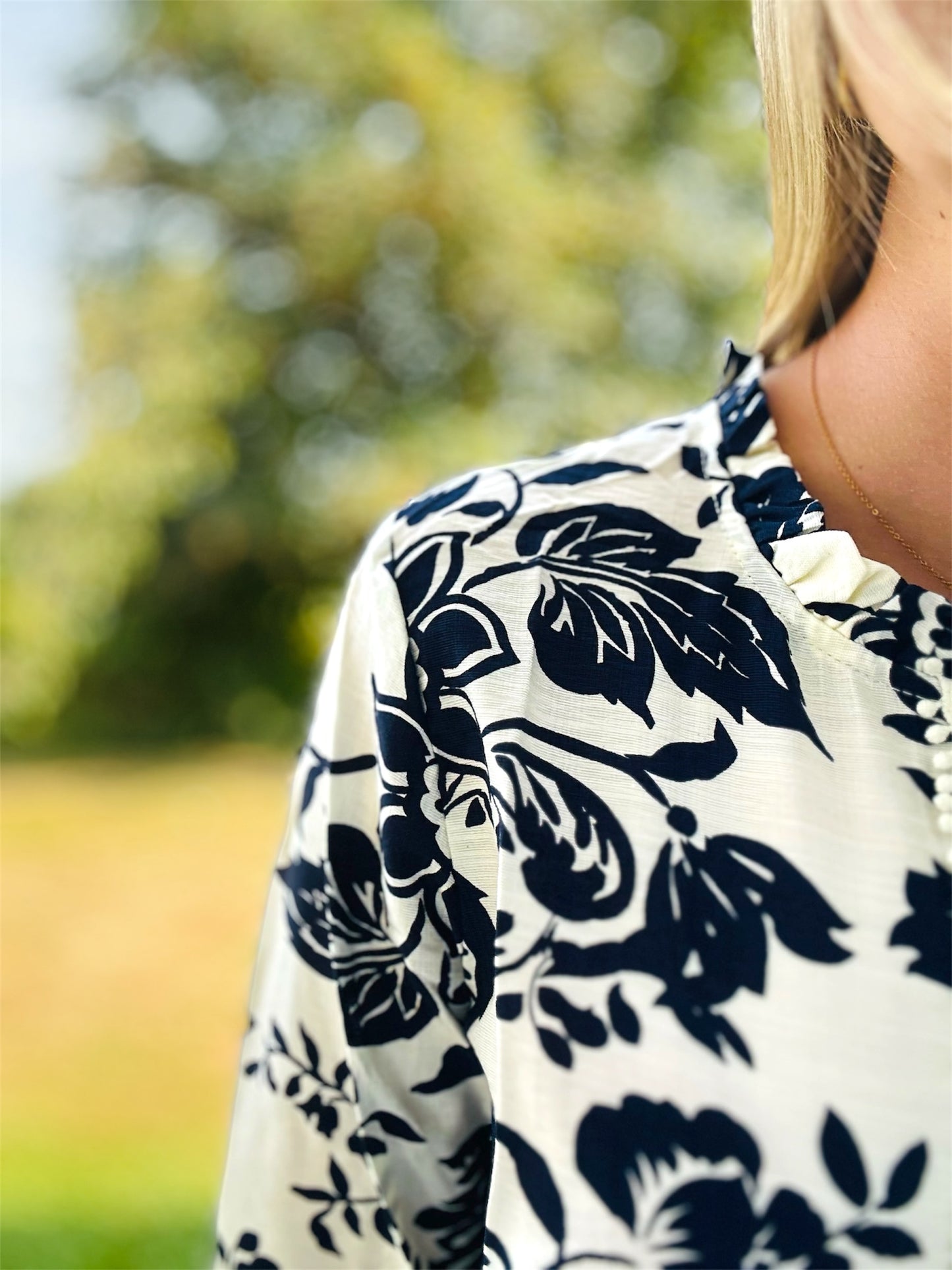Chemisier LILA – élégance florale en bleu & blanc 💙