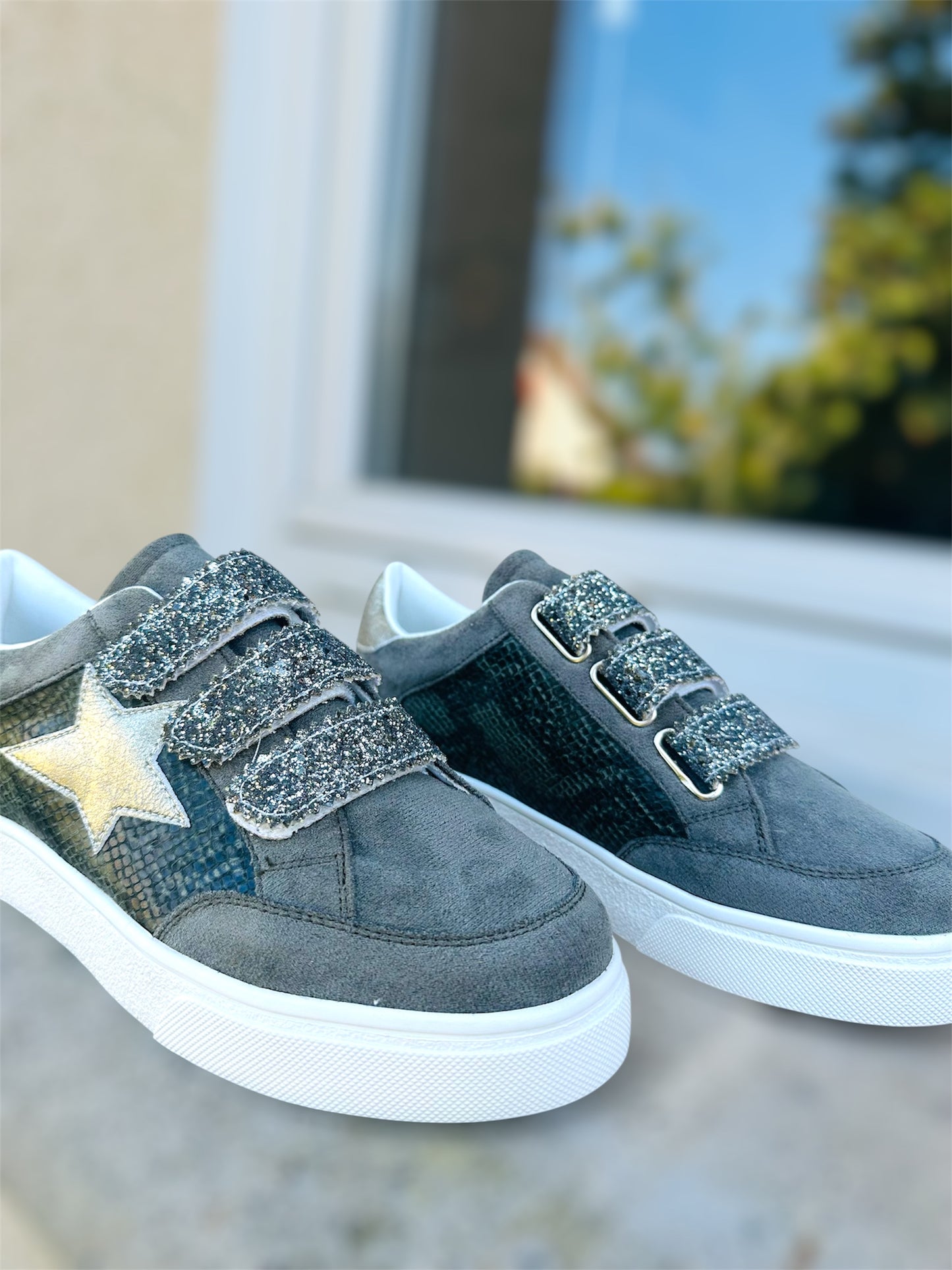Sneakers ESTELLE – grises & détails argentés 🐍🩶