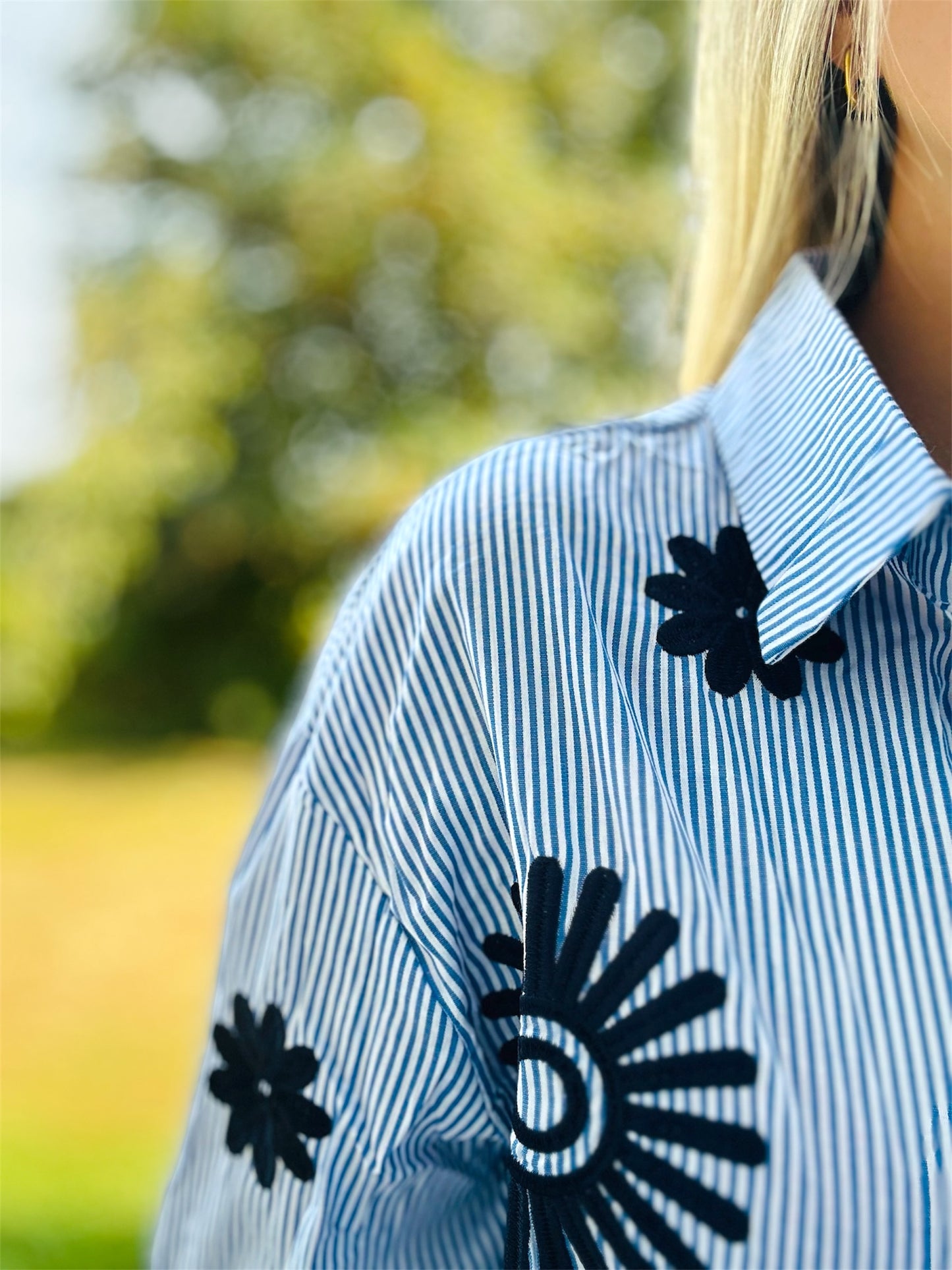 Chemise ELENA – Élégance et touche florale 🌸