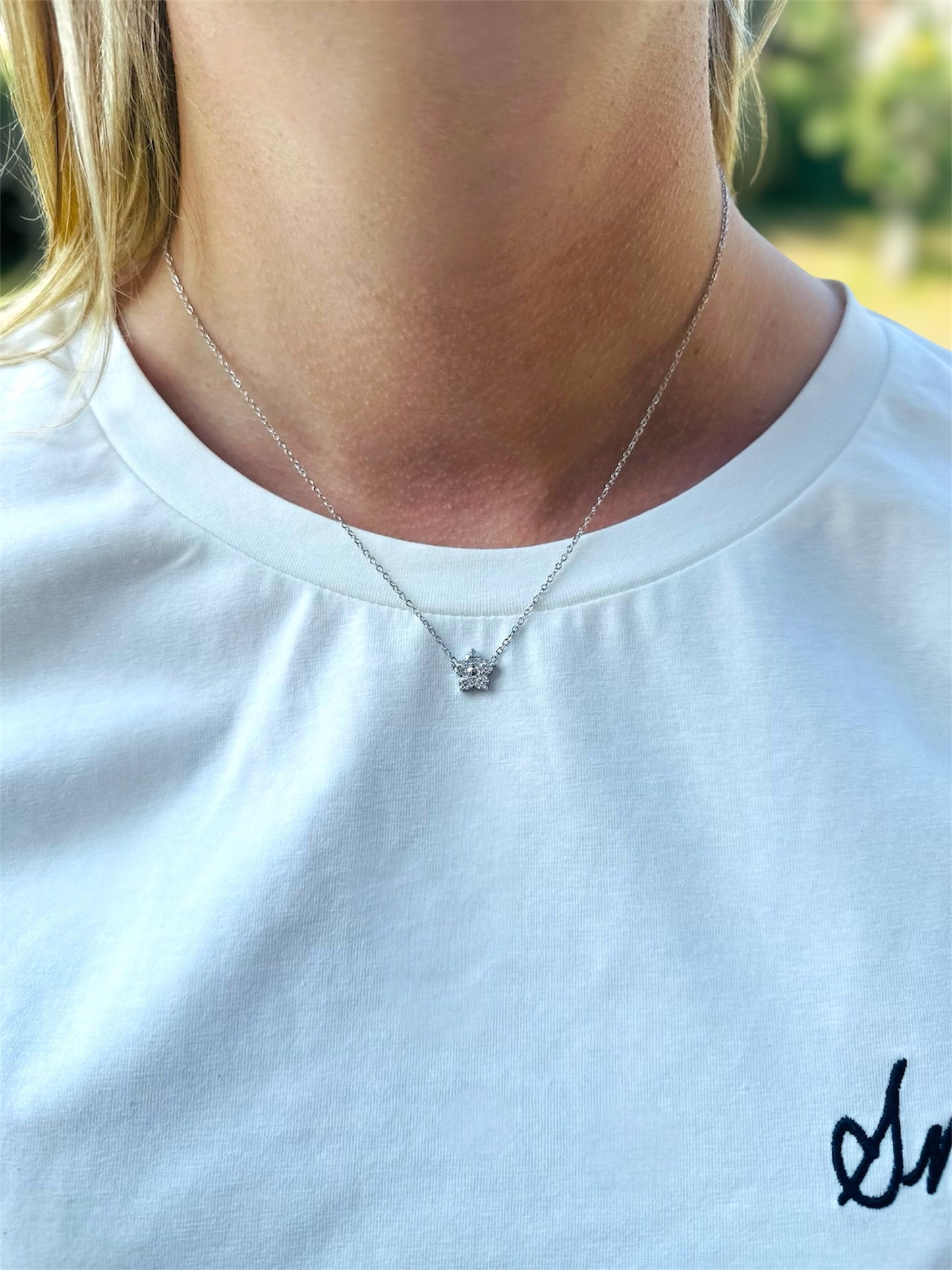 Collier FLAVIA – Fleur scintillante en acier inoxydable 🌸✨