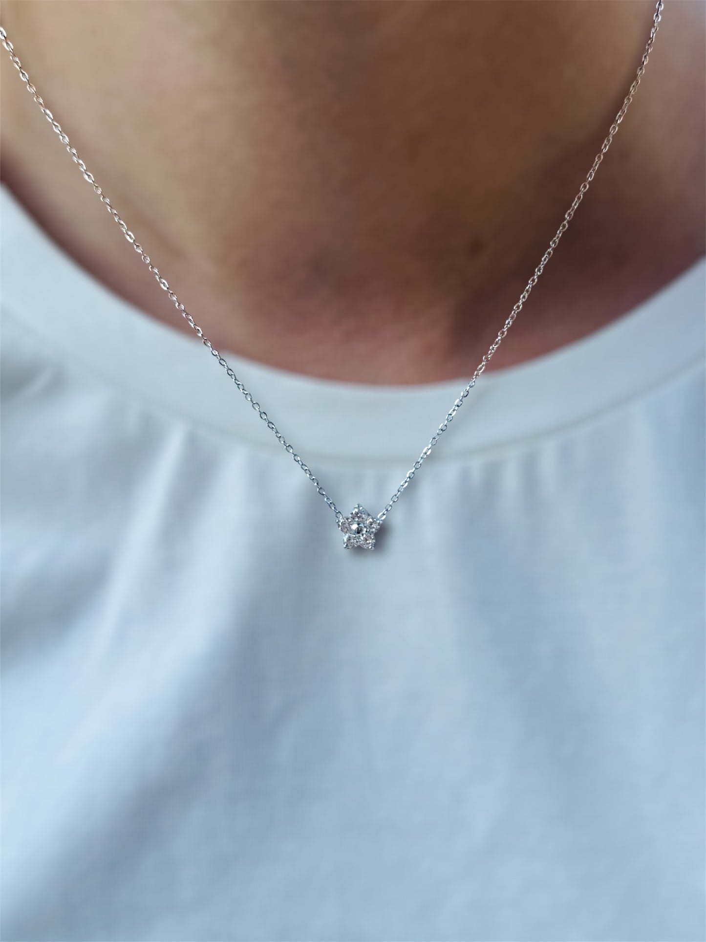 Collier FLAVIA – Fleur scintillante en acier inoxydable 🌸✨