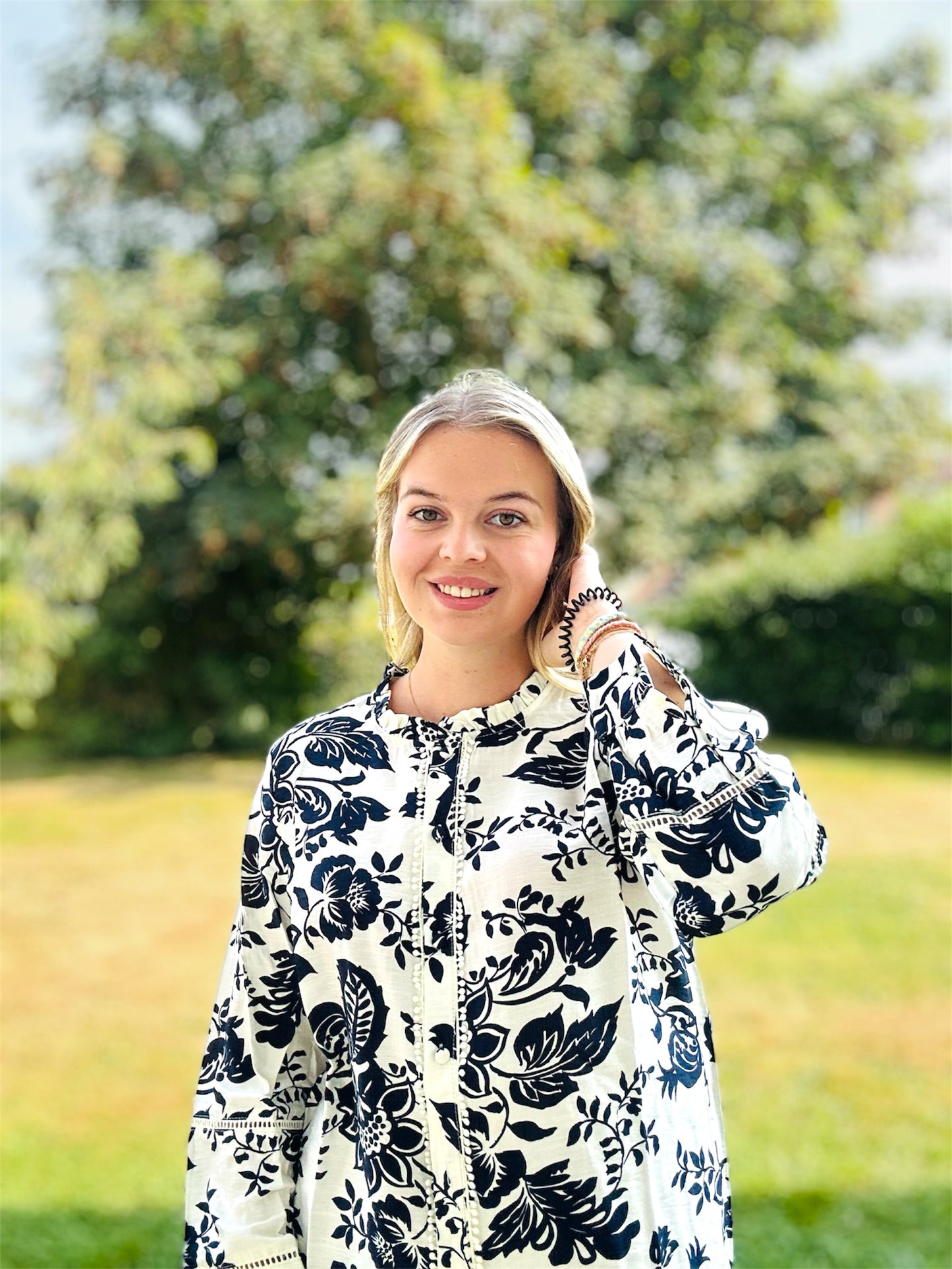 Chemisier LILA – élégance florale en bleu & blanc 💙