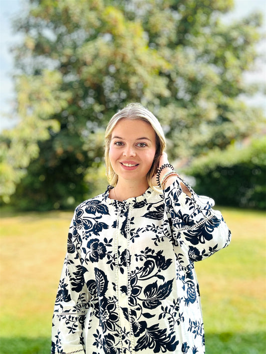 Chemisier LILA – élégance florale en bleu & blanc 💙
