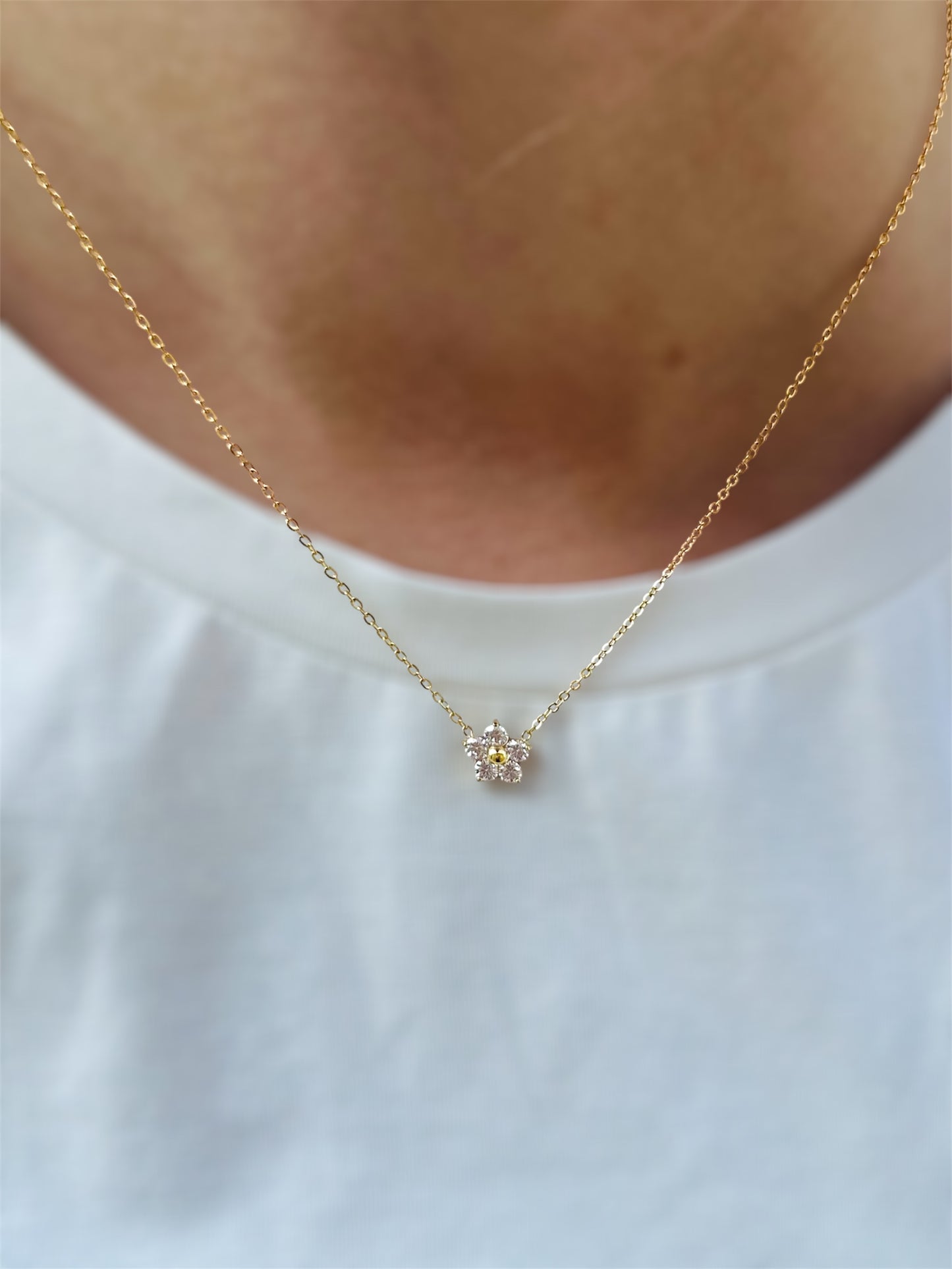 Collier FLAVIA – Fleur scintillante en acier inoxydable 🌸✨