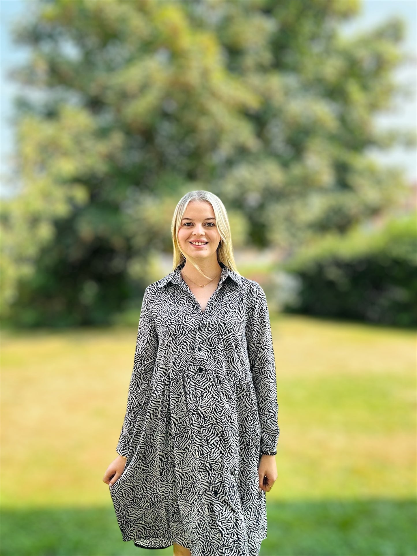 Robe Maelle – élégance fluide et confort décontracté 🦓🤍