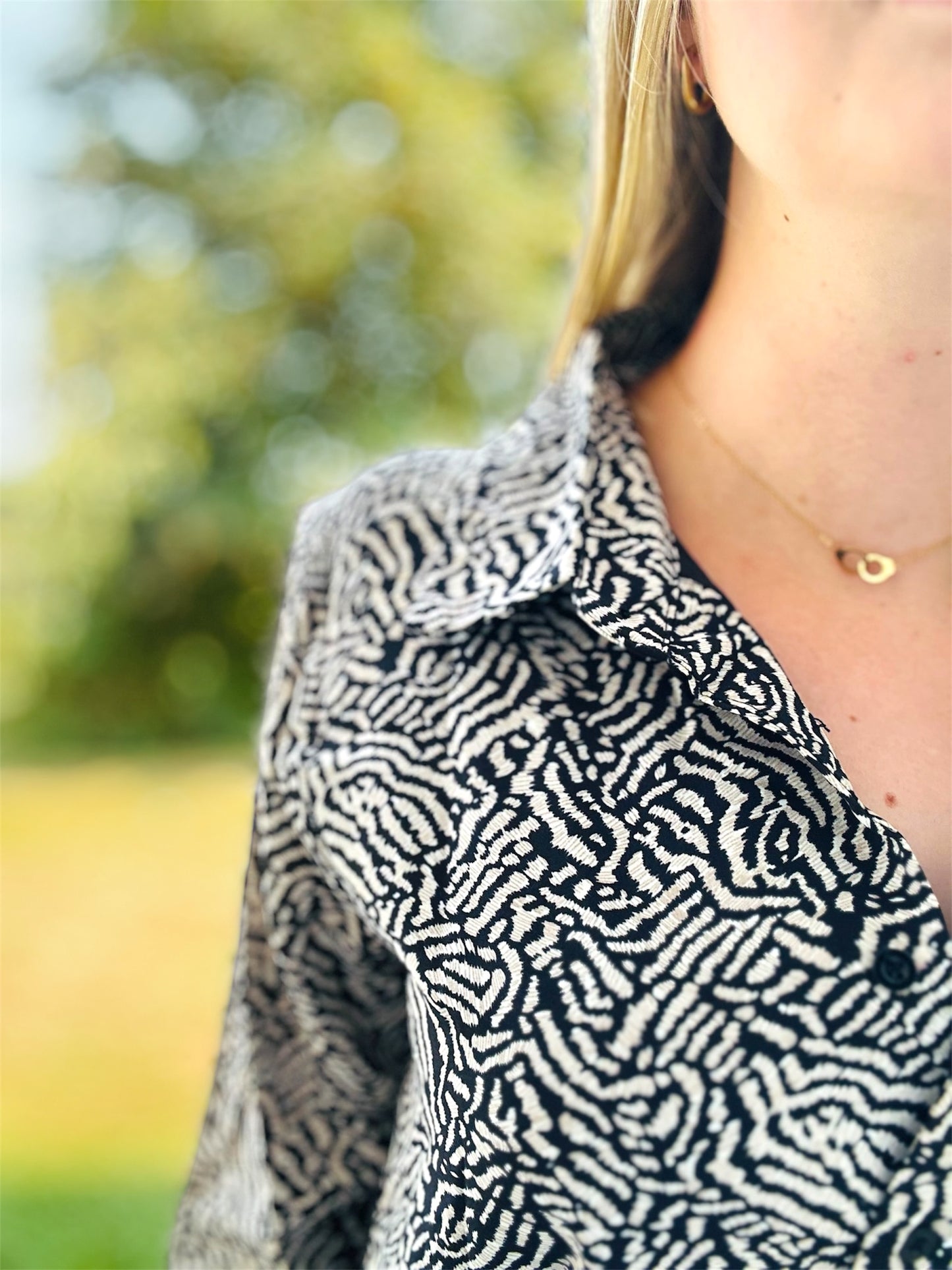 Robe Maelle – élégance fluide et confort décontracté 🦓🤍
