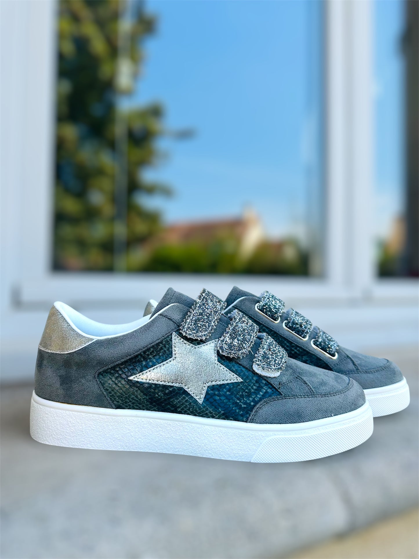 Sneakers ESTELLE – grises & détails argentés 🐍🩶
